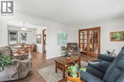 11410 Tassie Drive, Coldstream, BC - Indoor Photo Showing Living Room