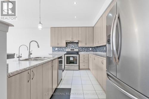 2537 Snow Knight Drive, Oshawa, ON - Indoor Photo Showing Kitchen With Double Sink With Upgraded Kitchen