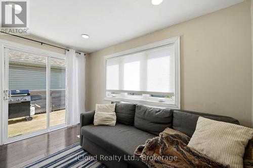 51 Delena Avenue, Hamilton, ON - Indoor Photo Showing Living Room