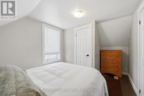 51 Delena Avenue, Hamilton, ON - Indoor Photo Showing Bedroom