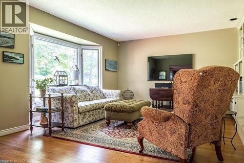 1 Kusins Court, Dundas, ON - Indoor Photo Showing Living Room