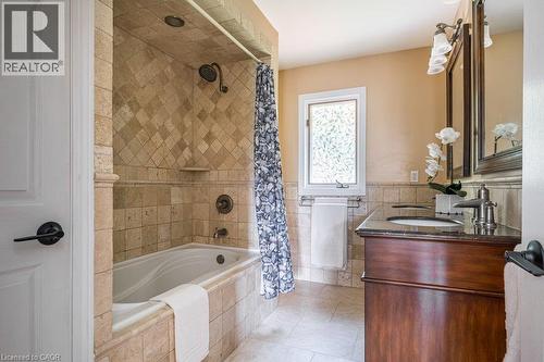1 Kusins Court, Dundas, ON - Indoor Photo Showing Bathroom