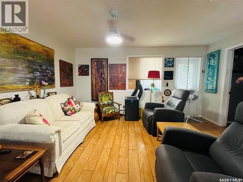 102 825 Gladstone Street E, Swift Current, SK - Indoor Photo Showing Living Room