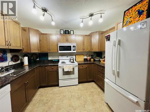 102 825 Gladstone Street E, Swift Current, SK - Indoor Photo Showing Kitchen