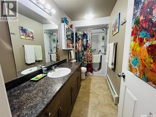 102 825 Gladstone Street E, Swift Current, SK - Indoor Photo Showing Bathroom