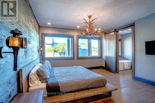 MAIN LEVEL PRIMARY BEDROOM - 116 Arnot Crescent, Blue Mountains, ON - Indoor Photo Showing Bedroom