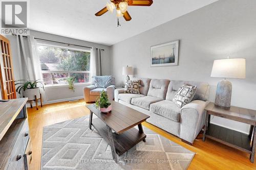 62 Porchester Drive, Toronto, ON - Indoor Photo Showing Living Room