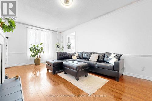 879 Peggoty Circle, Oshawa, ON - Indoor Photo Showing Living Room