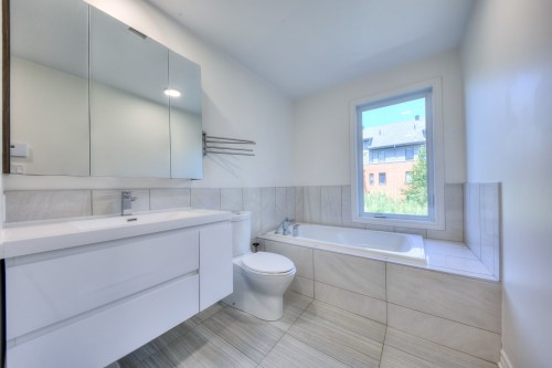Bathroom - 3-225 Boul. Bouchard, Dorval, QC - Indoor Photo Showing Bathroom