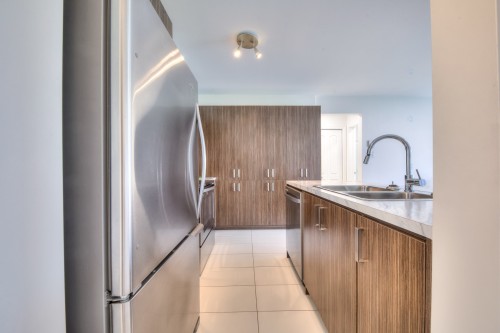 Kitchen - 3-225 Boul. Bouchard, Dorval, QC - Indoor Photo Showing Kitchen With Double Sink With Upgraded Kitchen