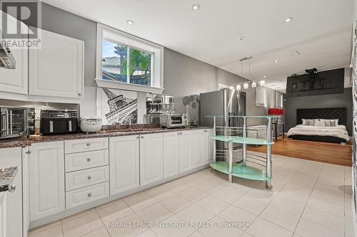 523 Kochar Drive, Ottawa, ON - Indoor Photo Showing Kitchen