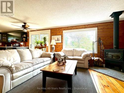 50 Reid Street, Kawartha Lakes (Bobcaygeon), ON - Indoor Photo Showing Living Room With Fireplace