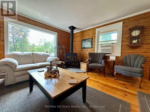 50 Reid Street, Kawartha Lakes (Bobcaygeon), ON - Indoor Photo Showing Living Room With Fireplace