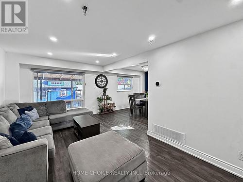 38 Robbinstone Drive, Toronto, ON - Indoor Photo Showing Living Room