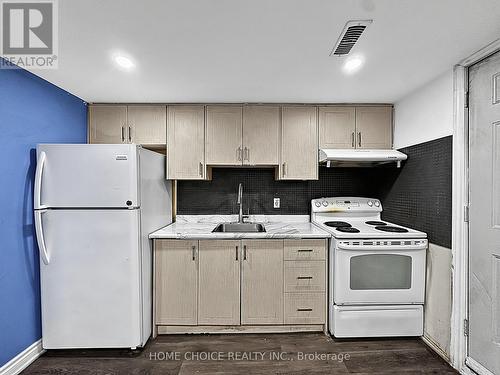 38 Robbinstone Drive, Toronto, ON - Indoor Photo Showing Kitchen