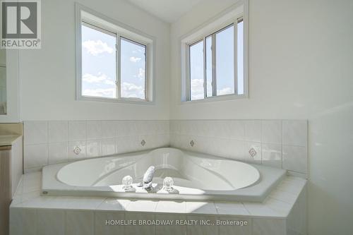 16 Raymond Bartlett Avenue, Markham, ON - Indoor Photo Showing Bathroom