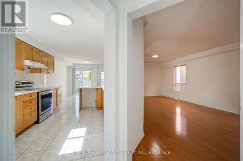 16 Raymond Bartlett Avenue, Markham, ON - Indoor Photo Showing Kitchen