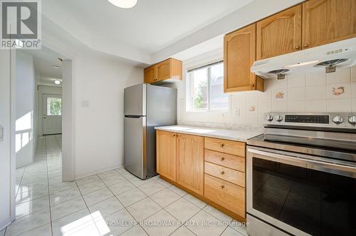 16 Raymond Bartlett Avenue, Markham, ON - Indoor Photo Showing Kitchen