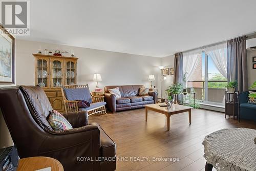 505 - 264 Grantham Avenue, St. Catharines (Carlton/Bunting), ON - Indoor Photo Showing Living Room