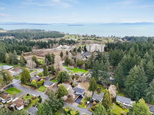 5281 Santa Clara Ave, Saanich, BC 