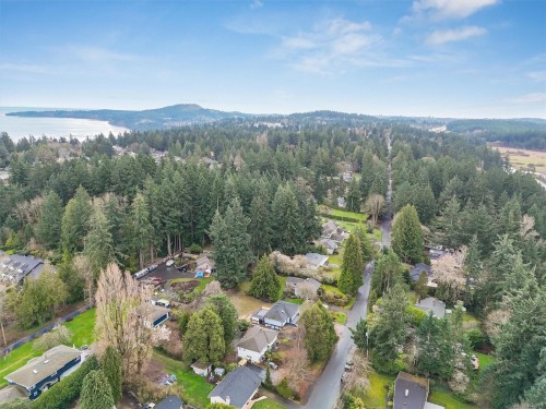5281 Santa Clara Ave, Saanich, BC 