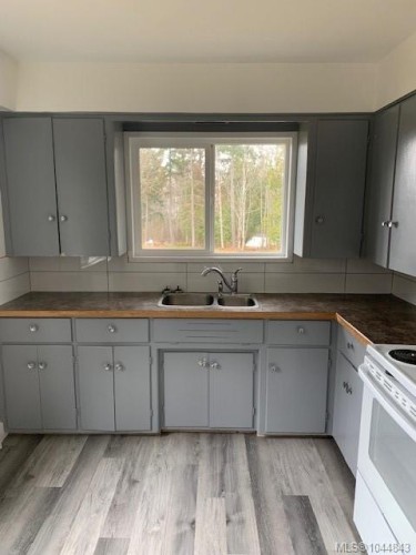 7073 &7075 Island Hwy, Bowser, BC - Indoor Photo Showing Kitchen With Double Sink