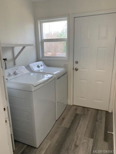 7073 &7075 Island Hwy, Bowser, BC - Indoor Photo Showing Laundry Room