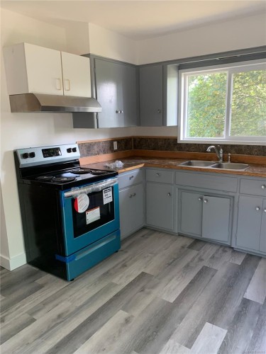 7073 &7075 Island Hwy, Bowser, BC - Indoor Photo Showing Kitchen With Double Sink