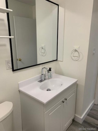 7073 &7075 Island Hwy, Bowser, BC - Indoor Photo Showing Bathroom