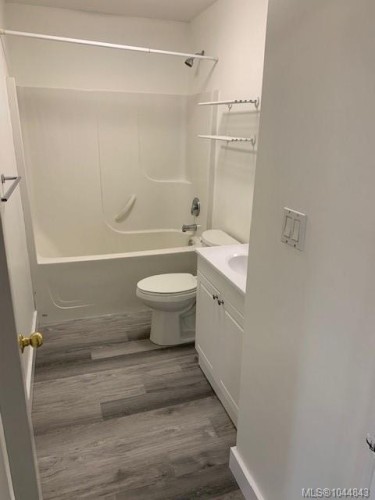7073 &7075 Island Hwy, Bowser, BC - Indoor Photo Showing Bathroom
