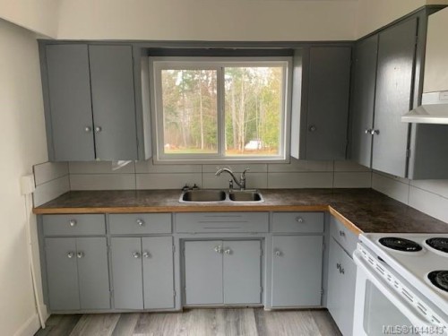 7073 &7075 Island Hwy, Bowser, BC - Indoor Photo Showing Kitchen With Double Sink