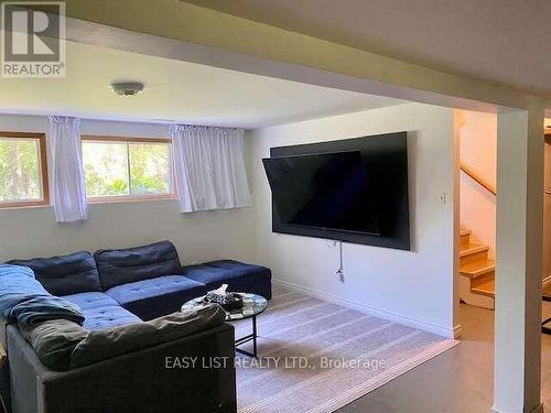 276 Clonakilty Line, Selwyn, ON - Indoor Photo Showing Living Room