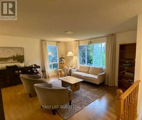 276 Clonakilty Line, Selwyn, ON - Indoor Photo Showing Living Room