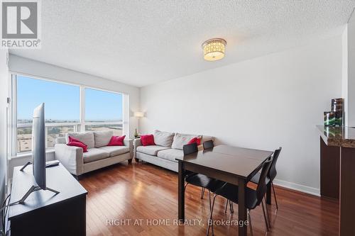 1612 - 38 Lee Centre Drive, Toronto, ON - Indoor Photo Showing Living Room