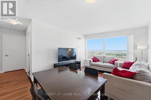 1612 - 38 Lee Centre Drive, Toronto, ON - Indoor Photo Showing Living Room