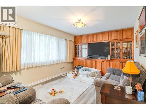 4882 Gloinnzun Crescent, 108 Mile Ranch, BC - Indoor Photo Showing Living Room