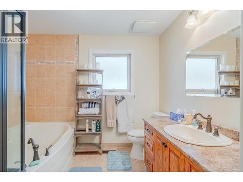 4882 Gloinnzun Crescent, 108 Mile Ranch, BC - Indoor Photo Showing Bathroom