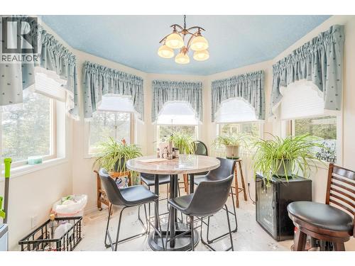 4882 Gloinnzun Crescent, 108 Mile Ranch, BC - Indoor Photo Showing Dining Room