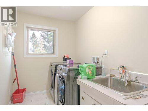 4882 Gloinnzun Crescent, 108 Mile Ranch, BC - Indoor Photo Showing Laundry Room