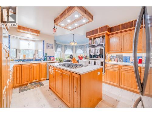 4882 Gloinnzun Crescent, 108 Mile Ranch, BC - Indoor Photo Showing Kitchen