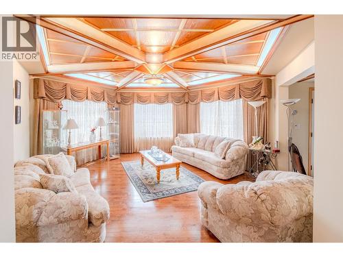 4882 Gloinnzun Crescent, 108 Mile Ranch, BC - Indoor Photo Showing Living Room