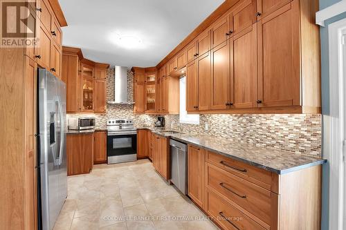 6983 Lakes Park Drive, Ottawa, ON - Indoor Photo Showing Kitchen