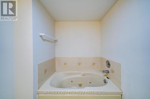 8 - 30 Mulligan Lane, Wasaga Beach, ON - Indoor Photo Showing Bathroom