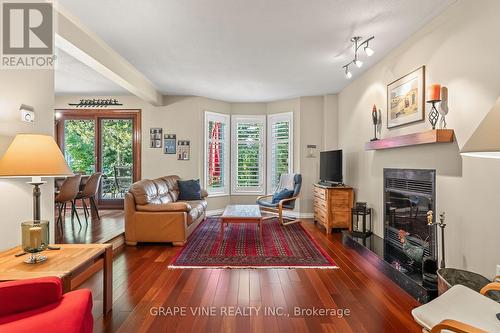 36 Baslaw Drive, Ottawa, ON - Indoor Photo Showing Living Room