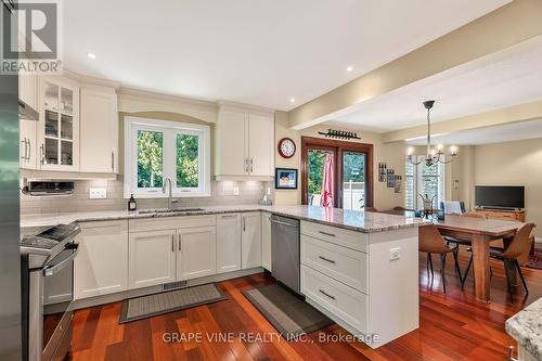 36 Baslaw Drive, Ottawa, ON - Indoor Photo Showing Kitchen With Upgraded Kitchen