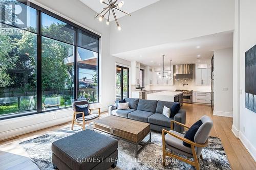 402 Niar Avenue, Mississauga, ON - Indoor Photo Showing Living Room