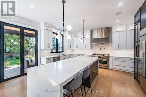 402 Niar Avenue, Mississauga, ON - Indoor Photo Showing Kitchen With Upgraded Kitchen