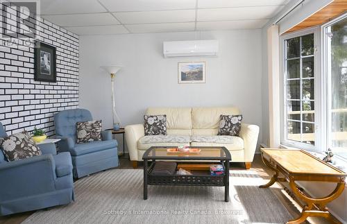 41 Deerfield Road, Mckellar, ON - Indoor Photo Showing Living Room