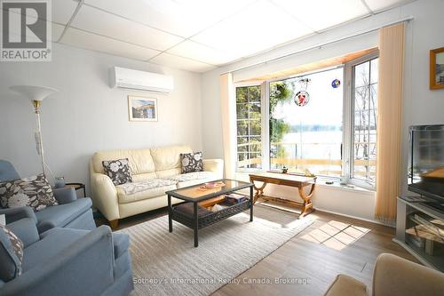 41 Deerfield Road, Mckellar, ON - Indoor Photo Showing Living Room