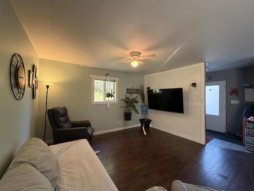 16 James Road, Kenora, ON - Indoor Photo Showing Living Room